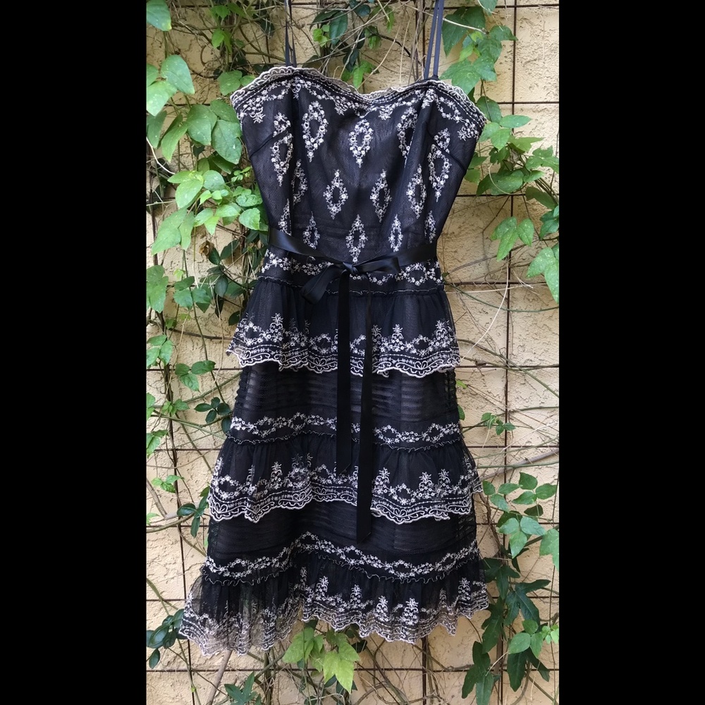 BCBG MAX AZRIA Embroidered Prom Dress / Evening Attire Black & Cream Sz.… - Picture 6 of 10